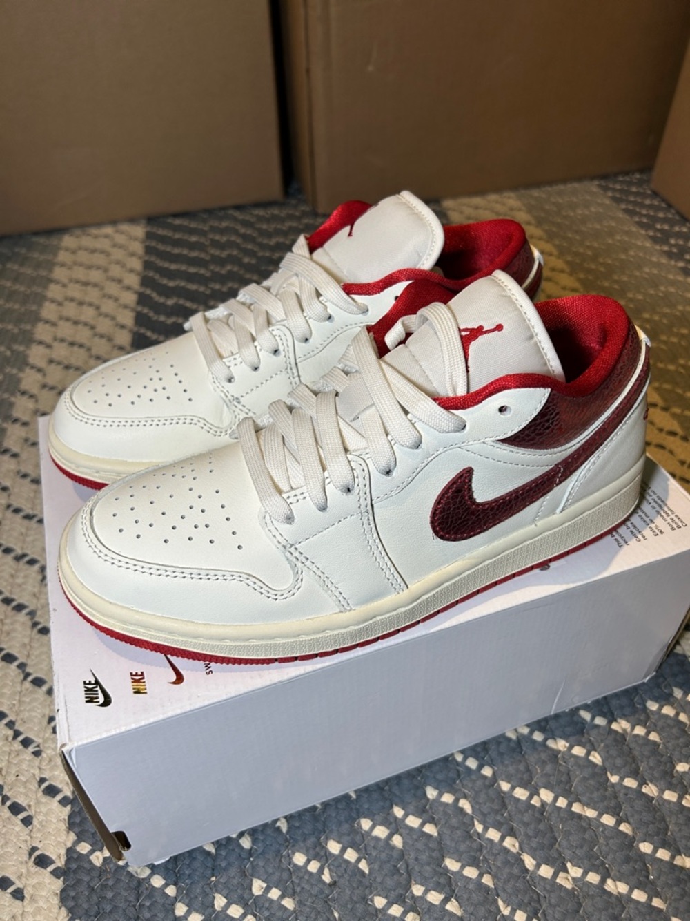 Wmns Air Jordan 1 low se sail/varsity red-team red